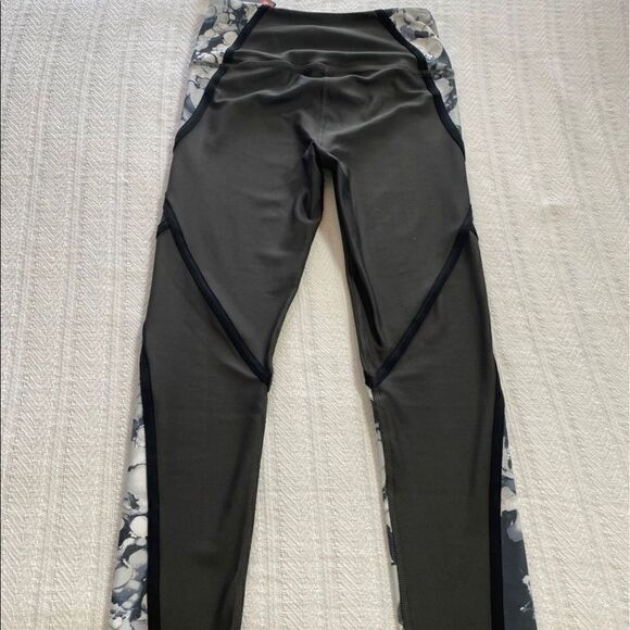 UNDER ARMOUR Women's Small HeatGear Compression High Waisted Capri Leggings - Picture 4 of 8